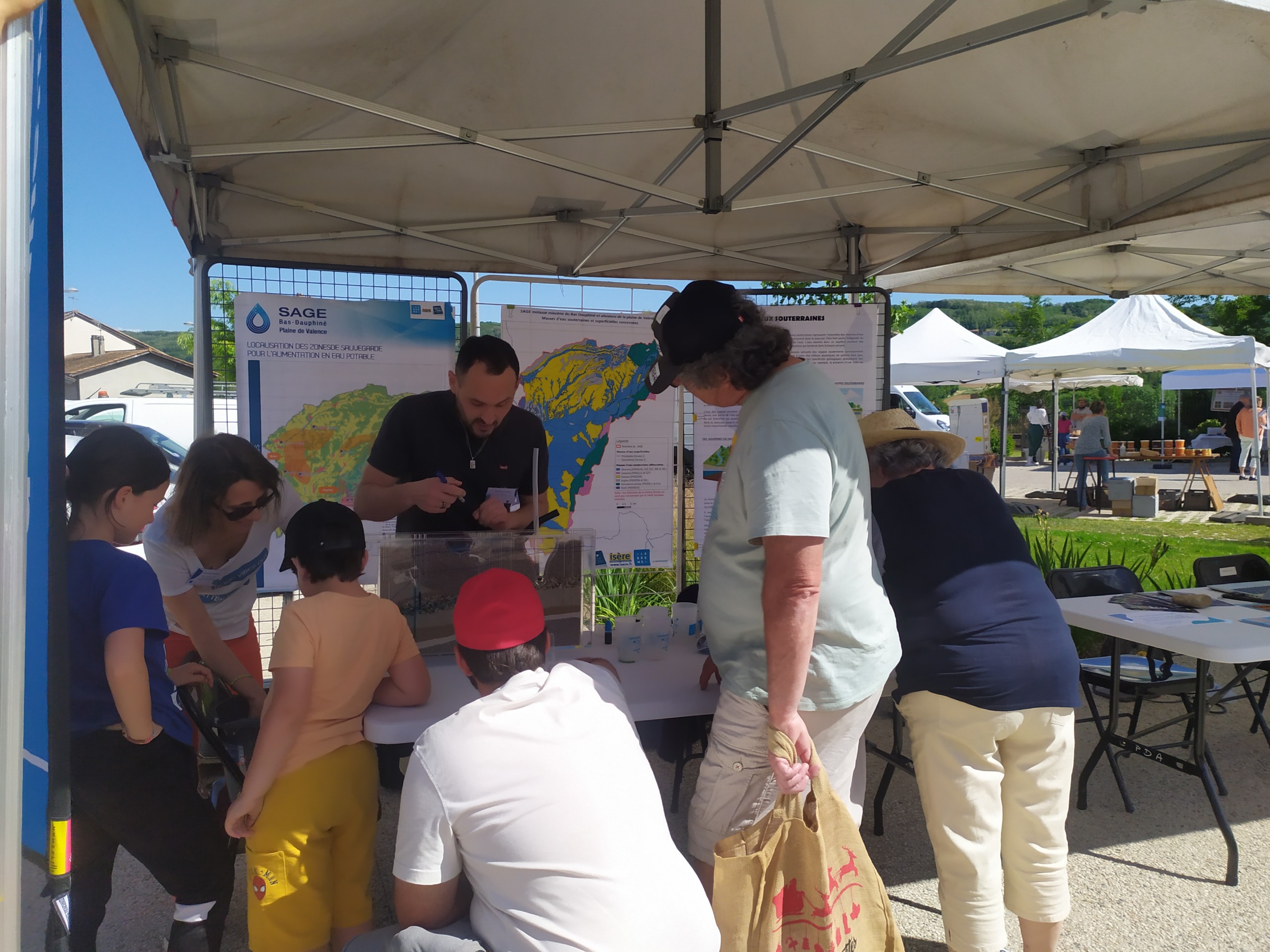 Photo du stand du Département de la Drôme présentant l'infiltration dans les nappes souterraines lors de la Fête de l'eau