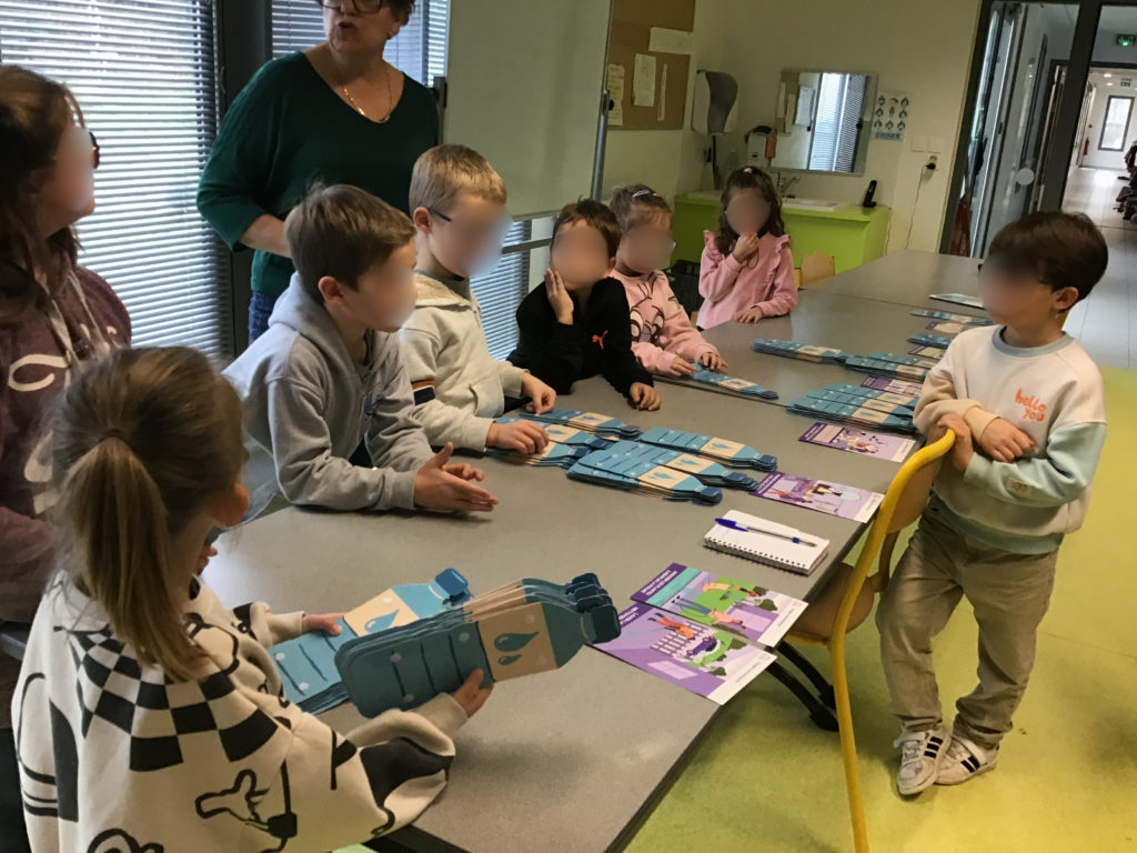 Photo de l'animation scolaire sur l'eau à l'école d'Albon. Les élèves participent à l'atelier "usages de l'eau".